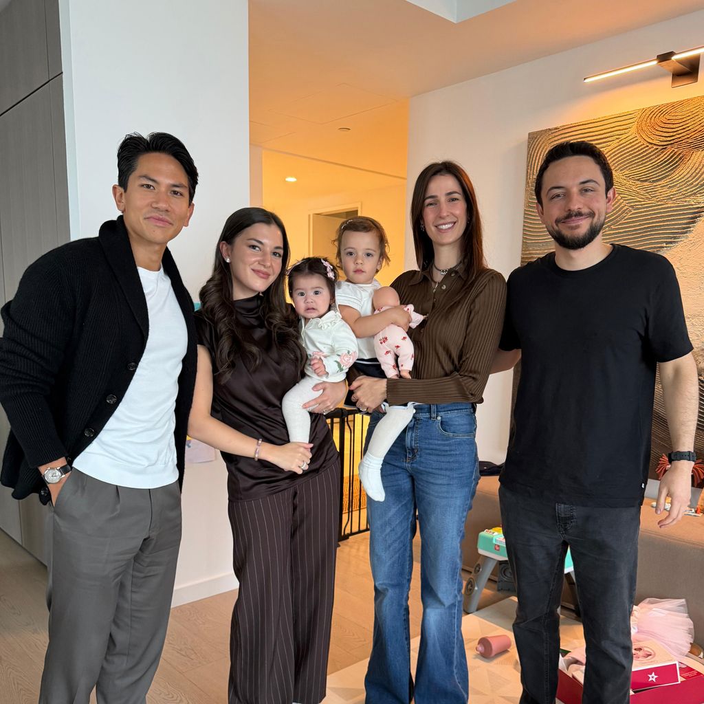 Los príncipes herederos Hussein y Rajwa de Jordania posan junto al príncipe Abdul Mateen, recientemente nombrado ministro de Asuntos Exteriores de Brunéi, la princesa Anisha y su hija Zahra