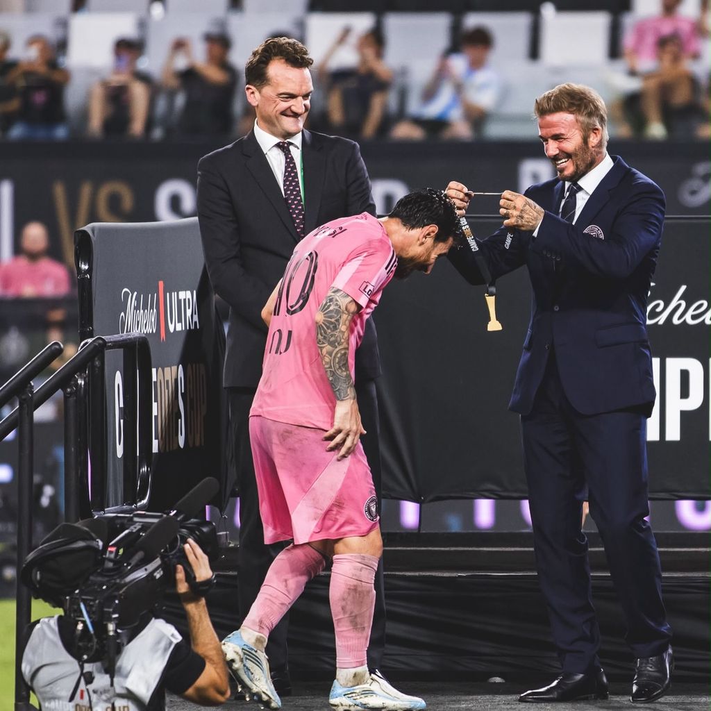 David Beckham, presidente del Inter Miami, entregándole la medalla a Leo Messi