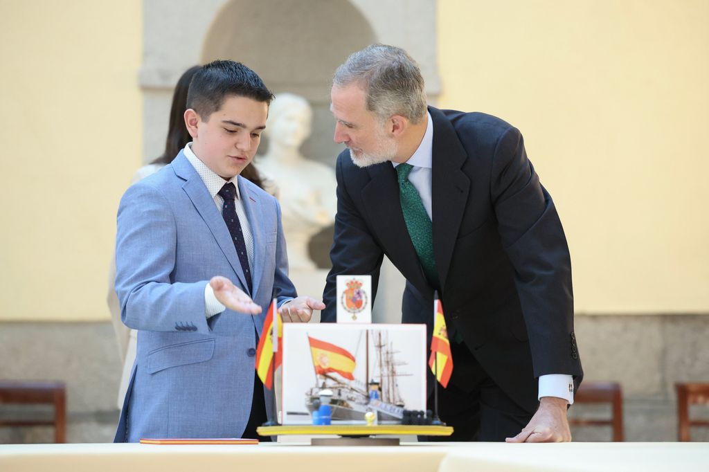 El rey Felipe VI con uno de los ganadores del concurso ¿Qué es un Rey para ti? 