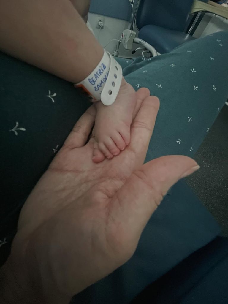 Bea con el pie de su hija en una imagen que parece pertenecer a los primeros días junto a ella