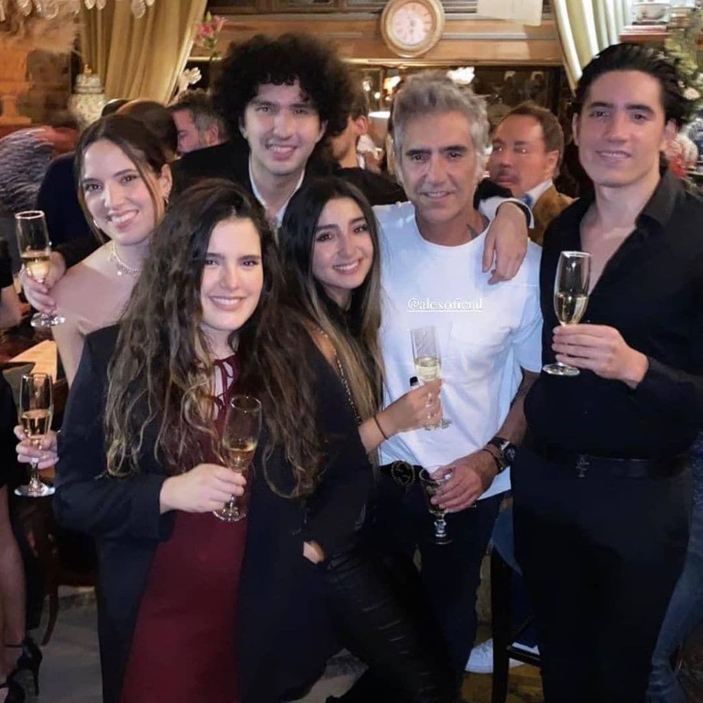 Alejandro Fernández celebra sus 50 años junto a sus hijos