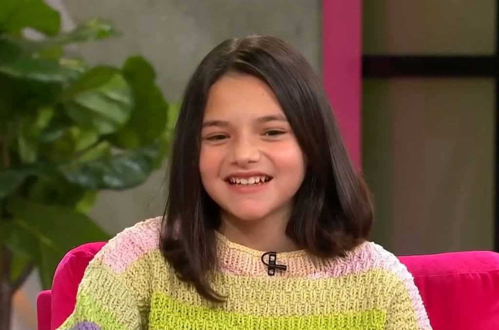 La pequeña tiene un gran interés en los autos y aviones de lujo 