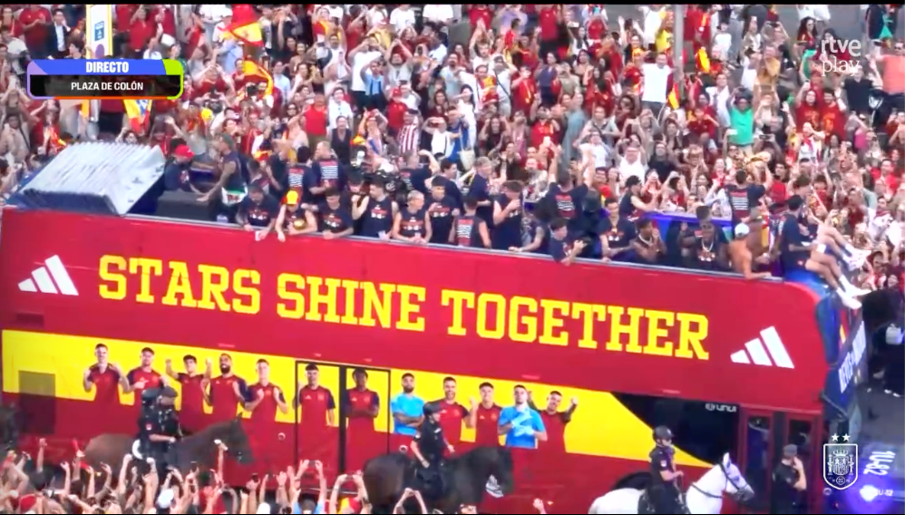El bus de la Selección española sigue su recorrido por Madrid