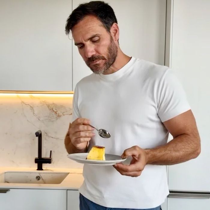 Saúl Craviotto prepara un flan clásico.