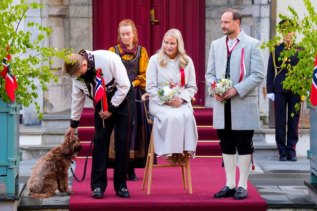 El príncipe Sverre Magnus pendiente del perro de la familia, también presente ese día