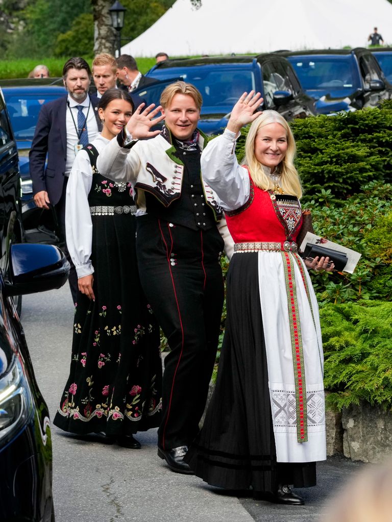 La princesa Mette-Marit con su hijo Sverre y la novia de éste, Amalie Giæver Macleod, a la que ha presentado oficialmente en la boda de la princesa Marta Luisa de Noruega con Durek Verrett el 31 de agosto de 2024