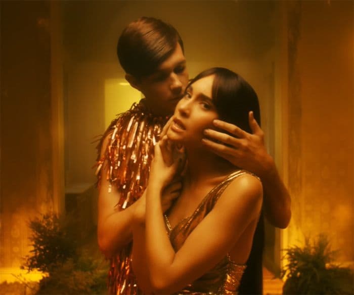 Aitana en su nuevo videoclip con Diego Garisa