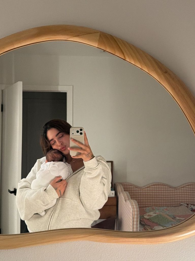 Isabella Ladera compartió tiernas fotos junto a su bebé Koa.
