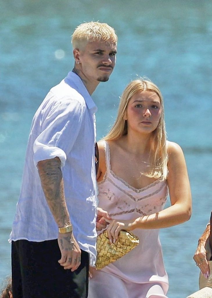 Romeo Beckham con su hermana menor Harper Seven.

