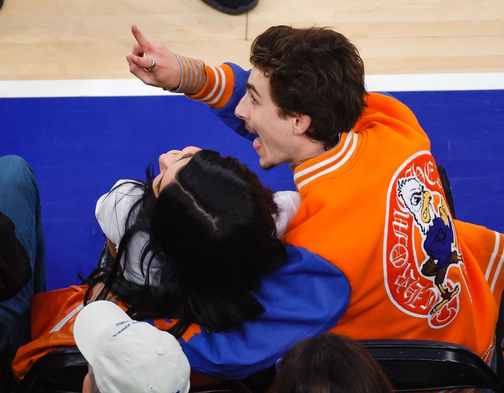 Jenner y Timothée fueron vistos abrazados de manera cariñosa entre el público. 