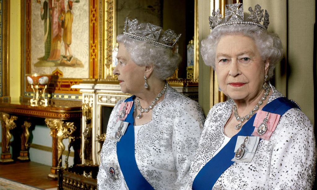 Isabel II HOLA PLUS