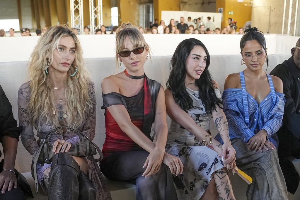 Paris Jackson, Ester Expósito, Nicki Nicole y Becky G fueron vistas juntas en el front row del desfile de Desigual en Barcelona. 
