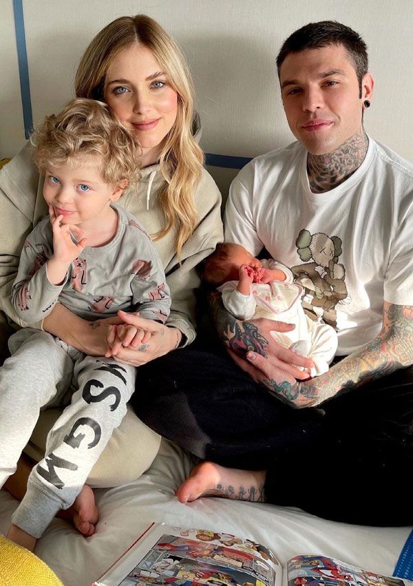 Chiara Ferragni y Fedez posan con sus hijos