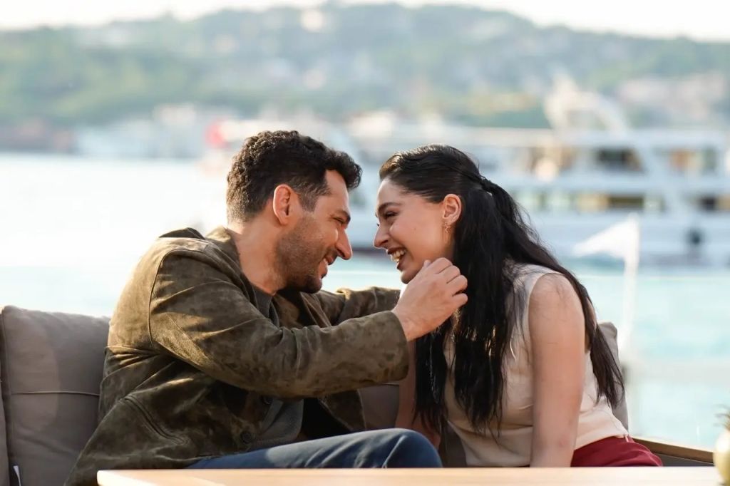 La relación entre Serhat y Zeynep acabará en romance