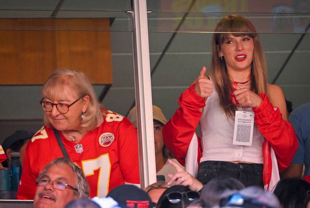 Taylor Swift junto a Dona Kelce en uno de los partidos de los Kansas City Chiefs, con el que iniciaron los rumores de romance con Travis Kelce 
