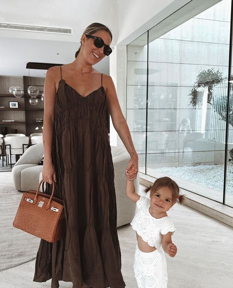 alice-campello-sandalias-planas-vestido