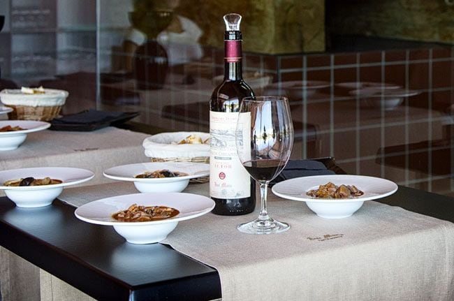 Algunas de las visitas que ofrece el programa de enoturismo de 'Pago de Carraovejas' incluyen la degustación de vinos, acompañados por una singular propuesta gastronómica con el sello del prestigioso restaurante segoviano ‘José María'.
