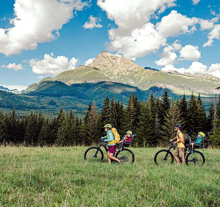 Familia en un paisaje de montaña en bicicleta, un medio de transporte más sostenible