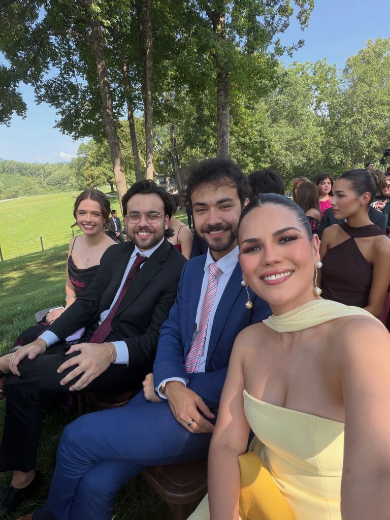 Karina Banda junto a Giancarlo y Sebastián, los otros hijos de Carlos Ponce.