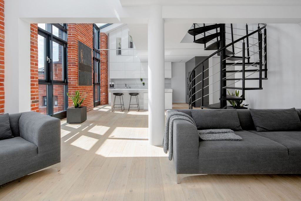 ‘Loft’ de dos plantas del que vemos el salón conectado con la cocina