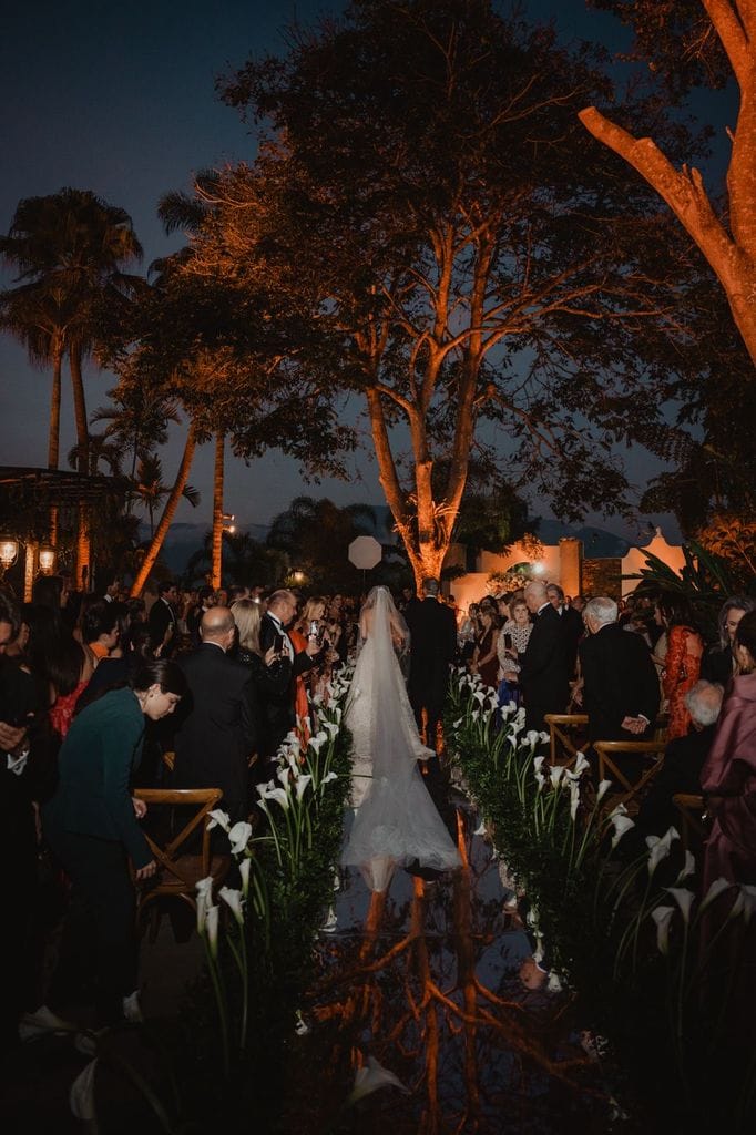 Detalle del espectacular vestido de la novia, diseñado por Silvia Tcherassi, y su larga cola