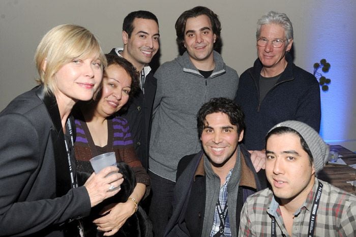 Kevin Turen junto a parte del equipo de la pelíula 'El fraude', protagonizada por Richard Gere