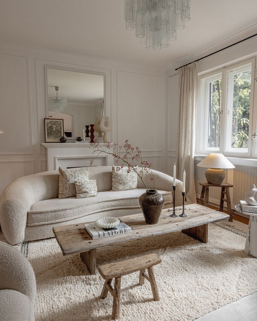 Salón actual con detalles clásicos