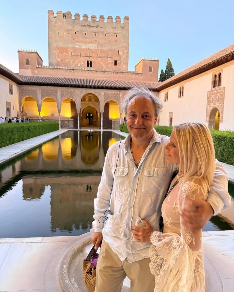 Eugenia Martínez de Irujo en la Alhambra de Granada con su marido
