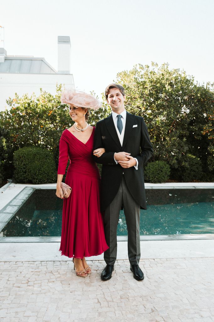 Madrina de boda con vestido drapeado