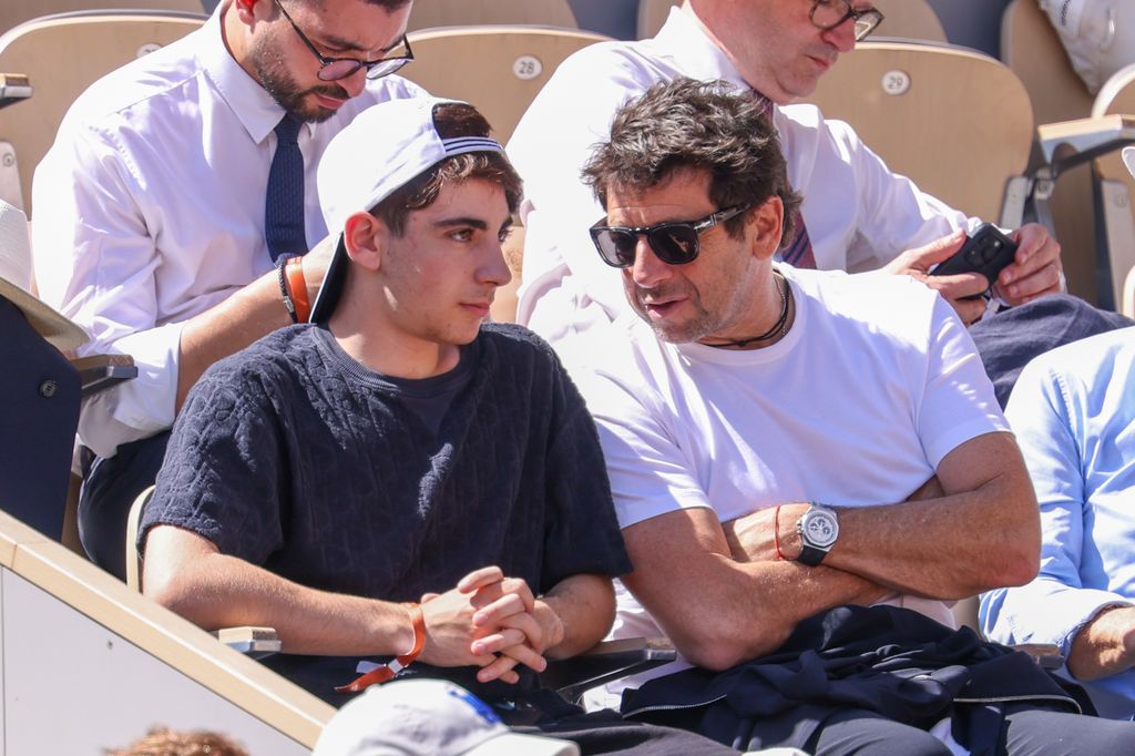 Patrick Bruel junto a su hijo Léon durante un torneo de tenis, una de las aficiones que padre e hijo han compartido a lo largo de los años