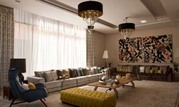 El patio interior de esta vivienda de Arabia Saudí, diseñada por el estudio Carrillo Proyectos (carrillo.es), se erige como la columna vertebral, alrededor de la cual gira todo el interiorismo y la decoración.
