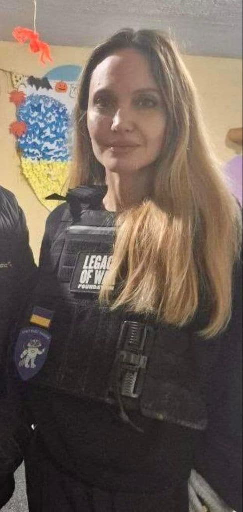 Angeina Jolie con chaleco antibalas durante su visita a los refugios subterráneos en Ucrania