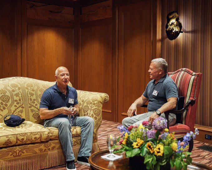 Jeff Bezos y Abdalá de Jordania en julio de 2024 durante el foro económico de Sun Valley