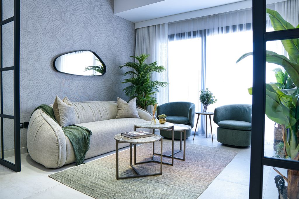 Salón luminoso y moderno con el sofá apoyado en un salón (como manda en Feng Shui). El espacio refleja que, al terminar una relación, la vivienda puede evolucionar para reflejar la etapa que comienza