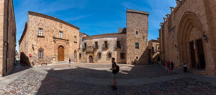  Plaza de Santa María con Catedral de Santa María en Cáceres