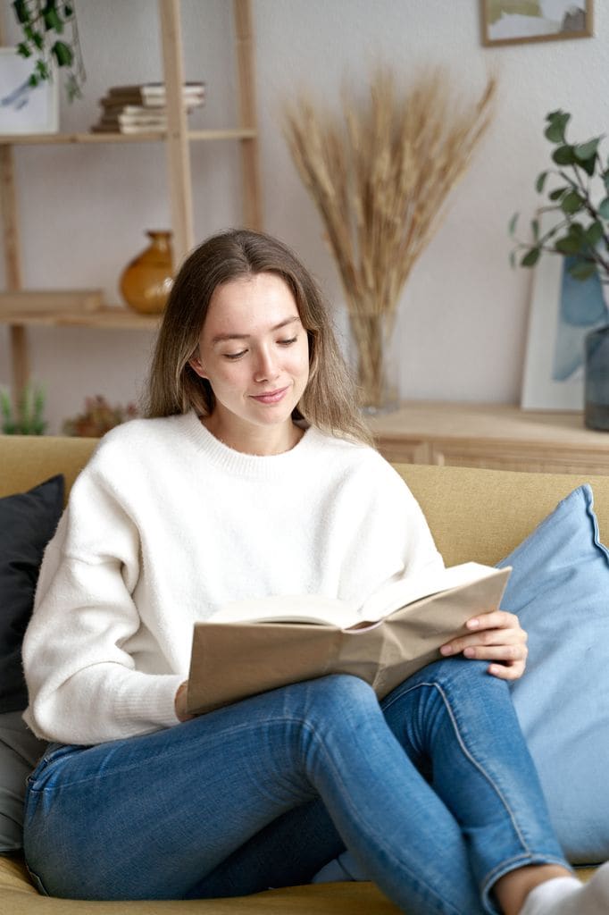 chica leyendo salon