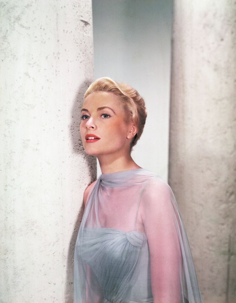 Grace Kelly con un vestido azul diseñado por Edith Head para la película 'To Catch a Thief', 1955.