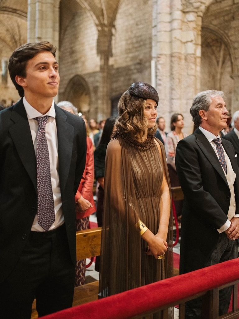 Invitada con look a medida de Poydel y tocado de Alium Alta Sombrerería
