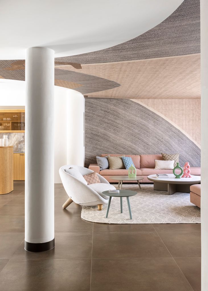 Salón con revestimiento con textura. 