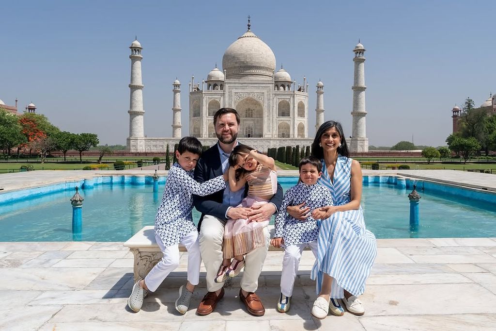 JD Vance y Usha Vance con sus tres hijos en su visita al Taj Mahal.