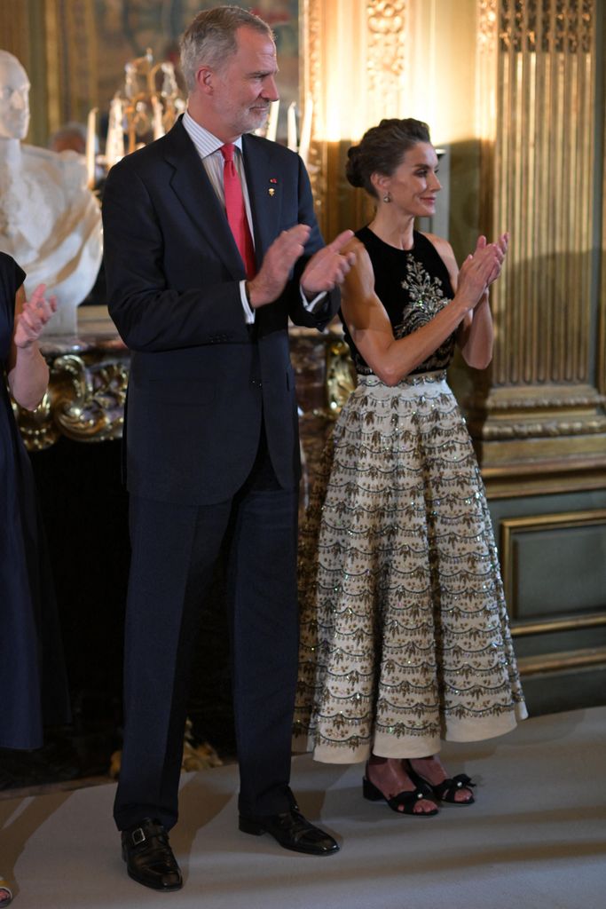 Los Reyes aplauden durante la recepción a nuestros deportistas en la embajada