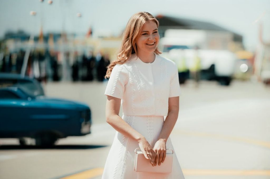 Elisabeth de Bélgica recibe al emperador de Japón con un vestido blanco impecable que confirma su estilo como futura reina.