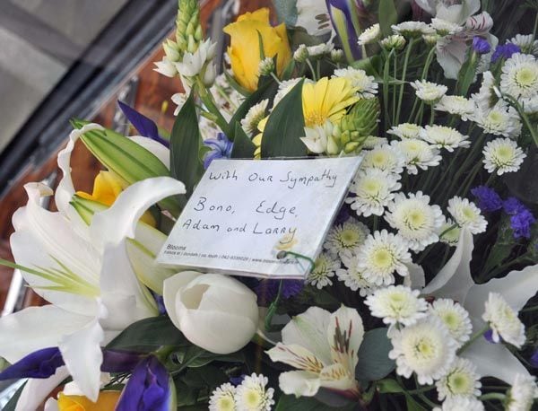 Los miembros del grupo U2 enviaron una corona de flores con una tarjeta en la que daban el pésame a los hermanos
