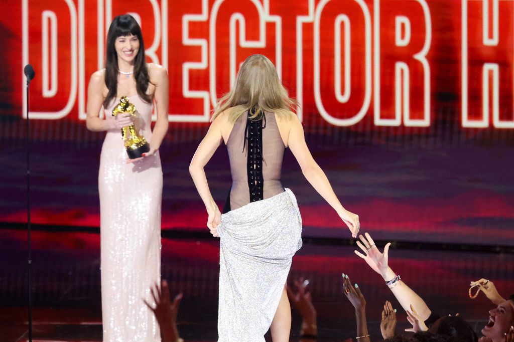 Dakota Johnson brilla en lentejuelas en los MTV VMA's 2026 para entregar un premio a Taylor Swift