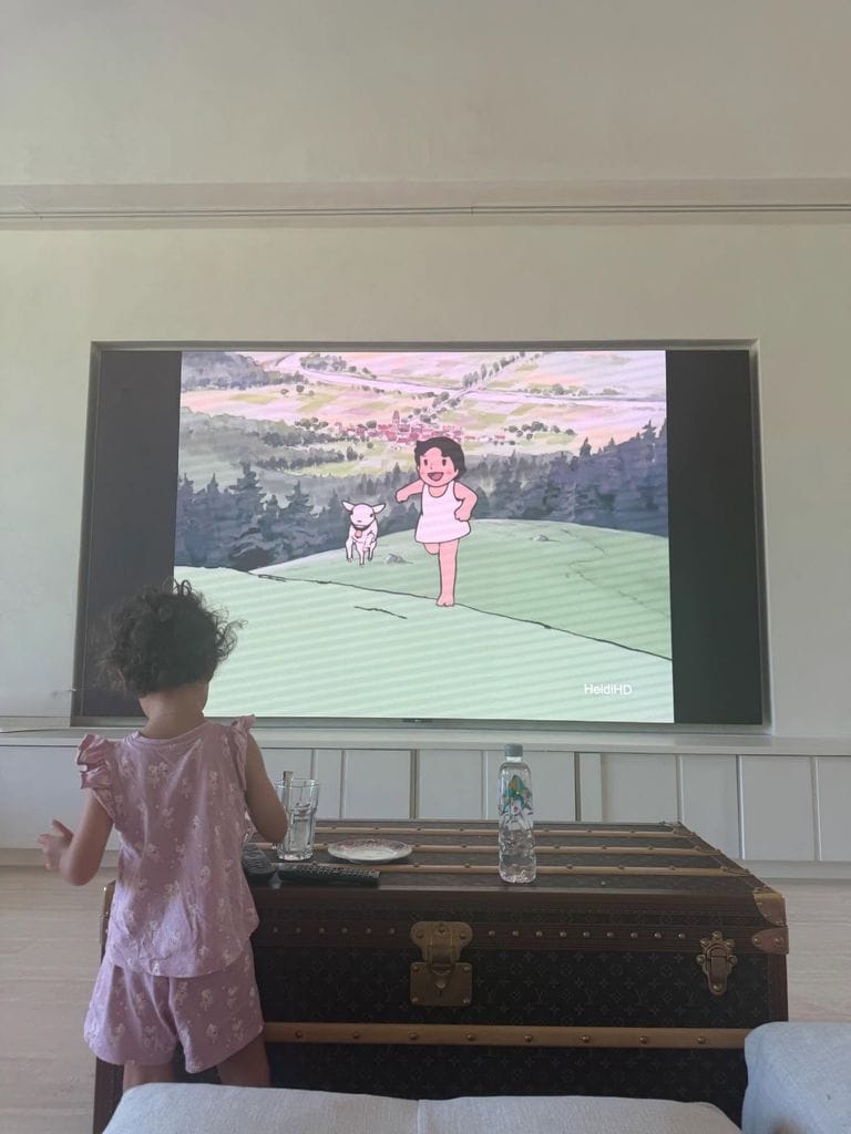 Bella Esmeralda fue captada por mamá viendo 'Heidi'