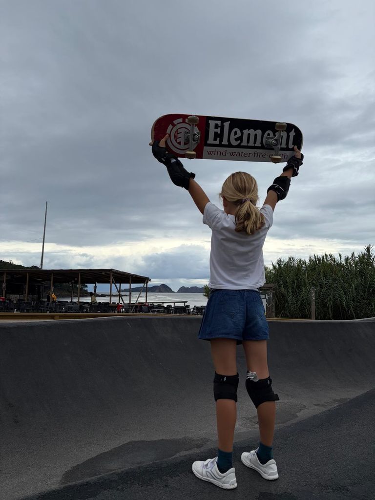 Ena, perfectamente equipada para una sesión de skate