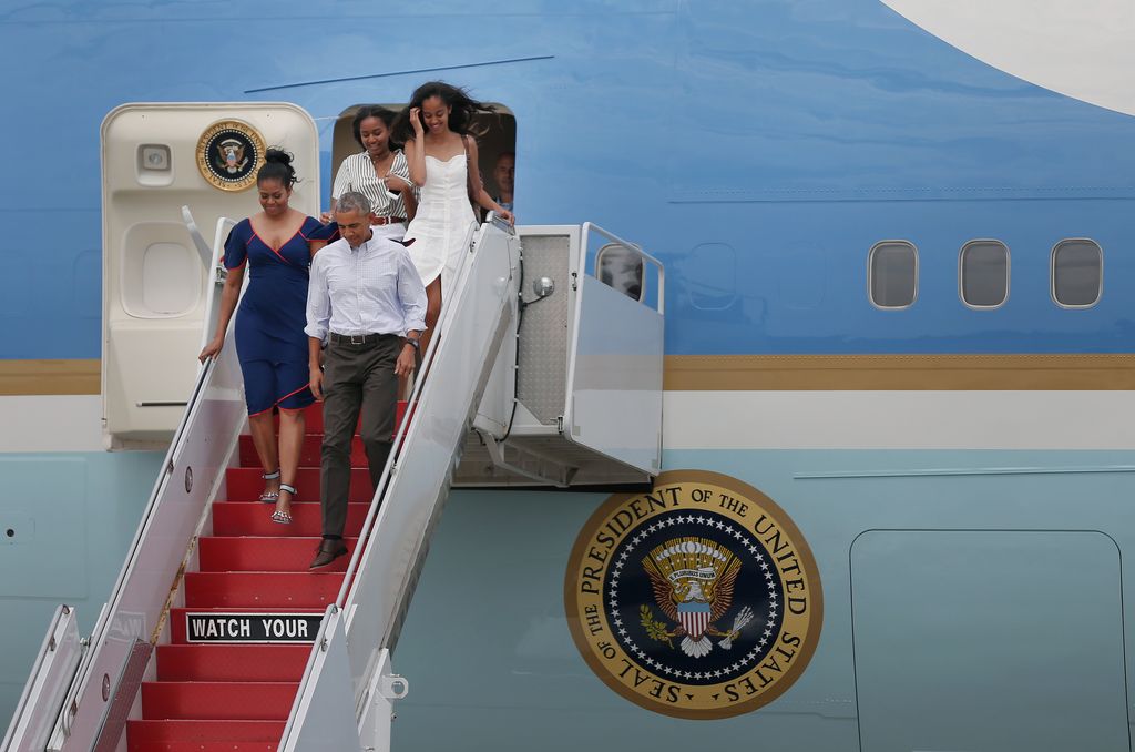 Barack y Michelle Obama bajando con sus hijas Malia y Sasha del Air Force One en agosto de 2016.