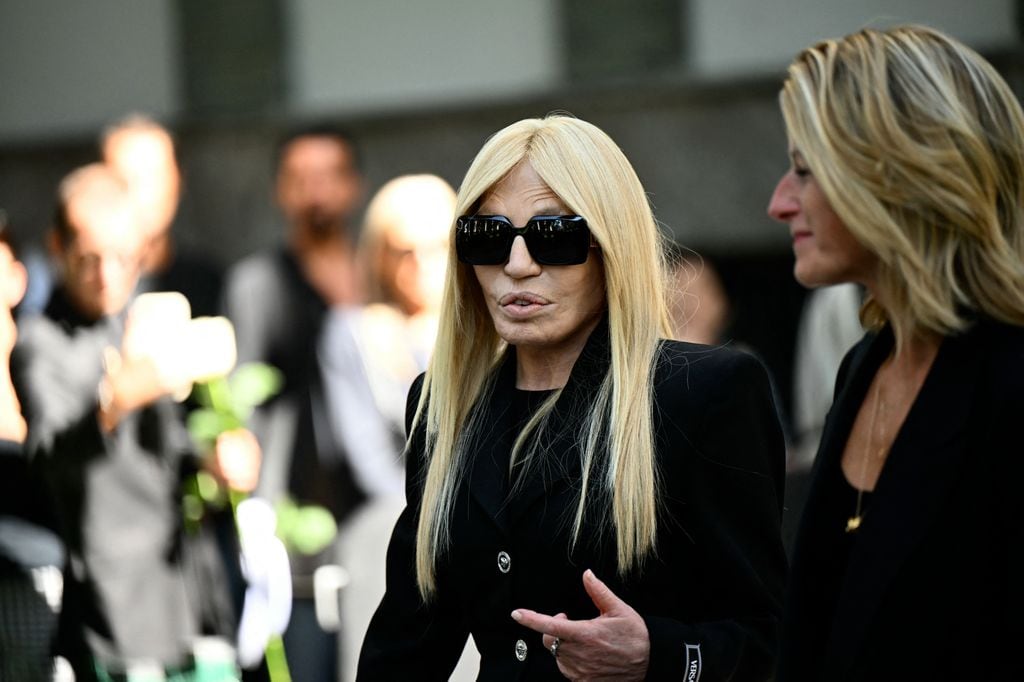Donatella Versace en la capilla ardiente de Giorgio Armani 