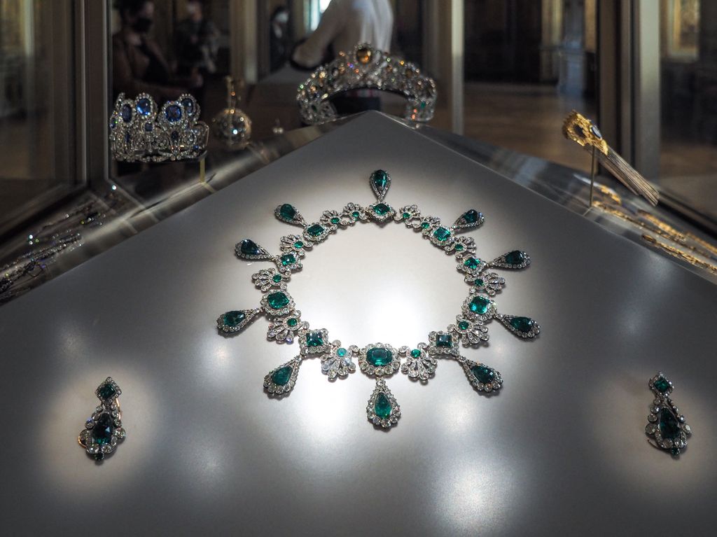Collar y pendientes del conjunto de esmeraldas de la segunda esposa de Napoleón I, la emperatriz María Luisa.