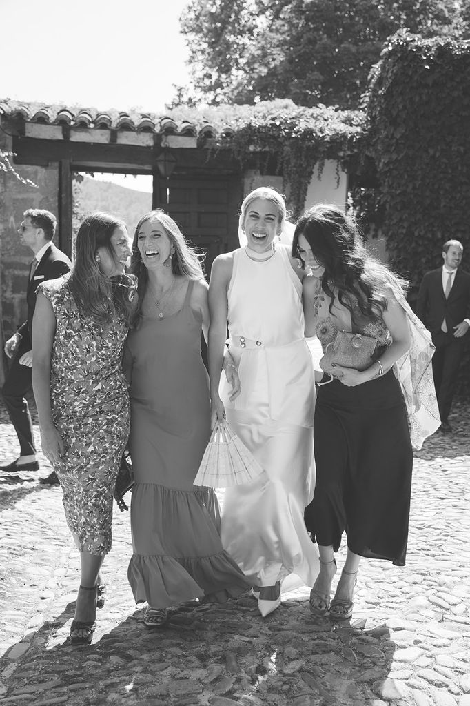 Nerea vestida de Laura Ponte con familiares y amigas